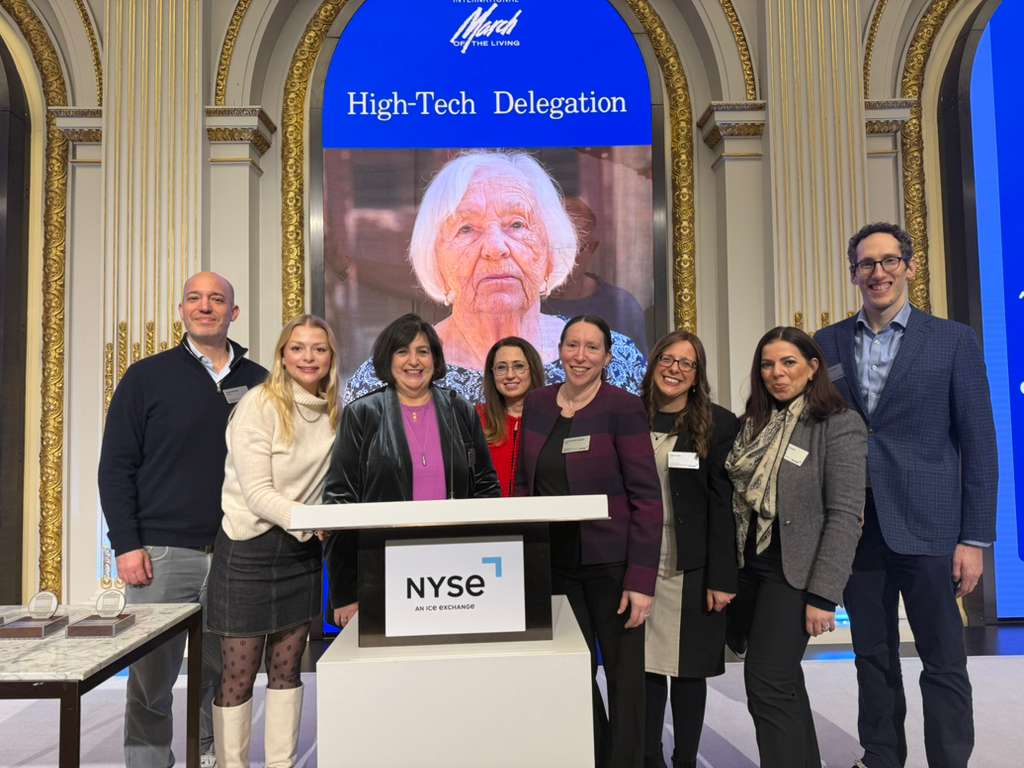 JewishERGs Members gather round the podium.